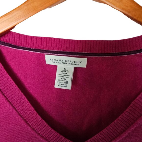 Banana Republic Extra Fine Merino Wool V Neck Sweater Pink‎ Purple M Medium - Picture 3 of 9